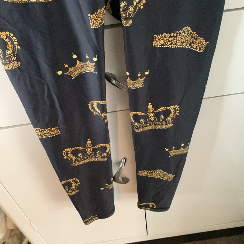 Victoria’s Secret Sport sz XS legging satiny feel and look crowns tiaras euc - Picture 3 of 8